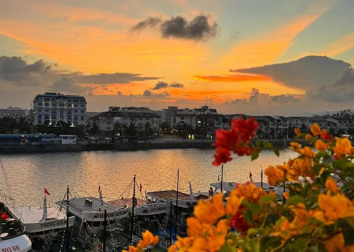 Land 3* Hạ Long